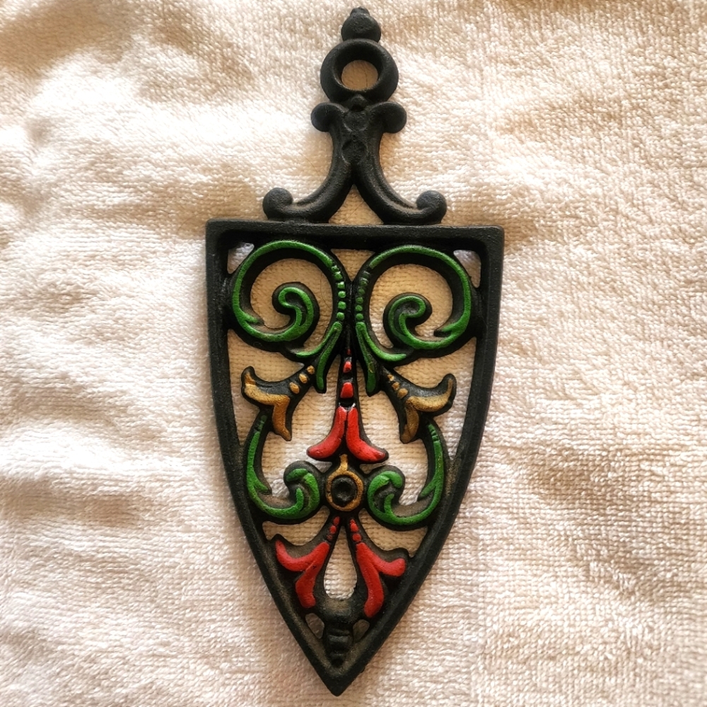 ORNATE 1940S BLACK CAST IRON TRIVET